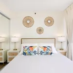 Newly Renovated Studio With Rooftop Pool & Near Waikiki Beach!