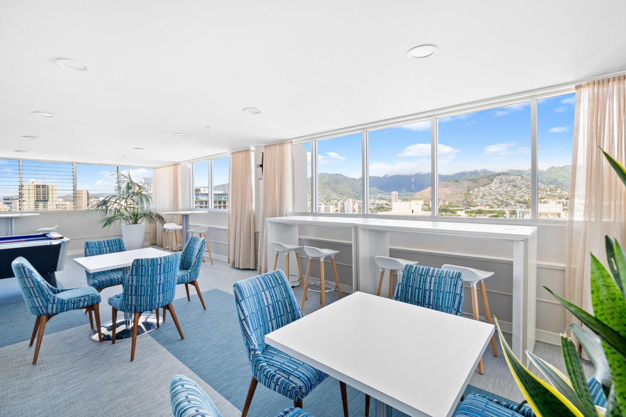 Newly Renovated With Rooftop Pool & Near Waikiki Beach!