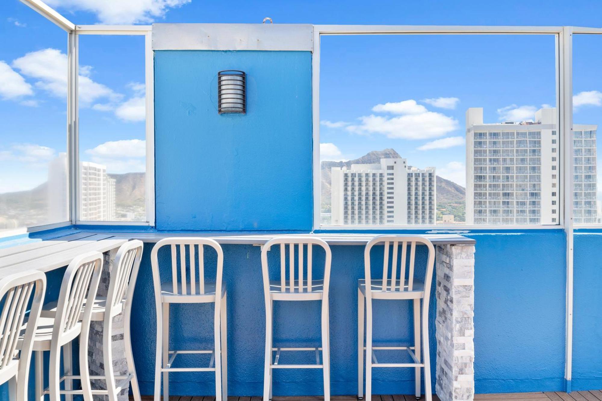 Newly Renovated With Rooftop Pool & Near Waikiki Beach! Honolulu