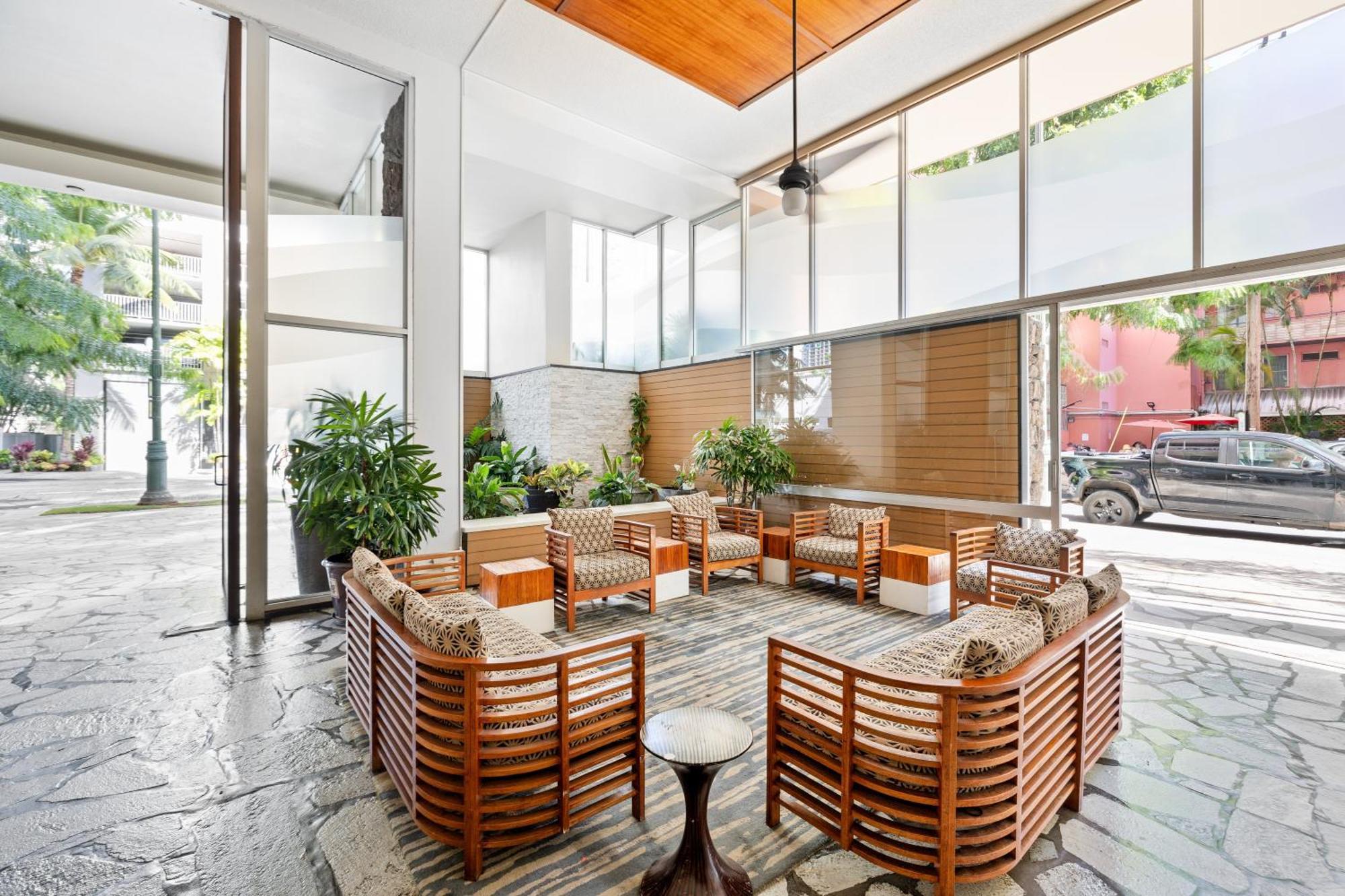 Newly Renovated With Rooftop Pool & Near Waikiki Beach! Apartment