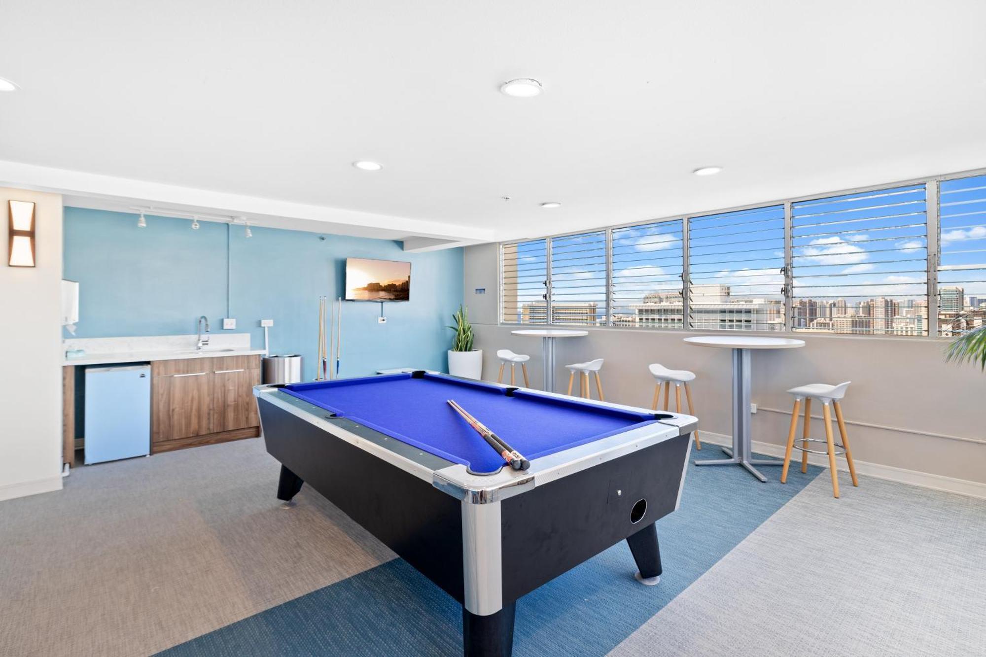 Apartment Newly Renovated With Rooftop Pool & Near Waikiki Beach!