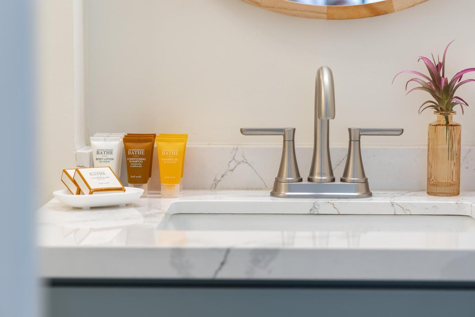 Newly Renovated With Rooftop Pool & Near Waikiki Beach!