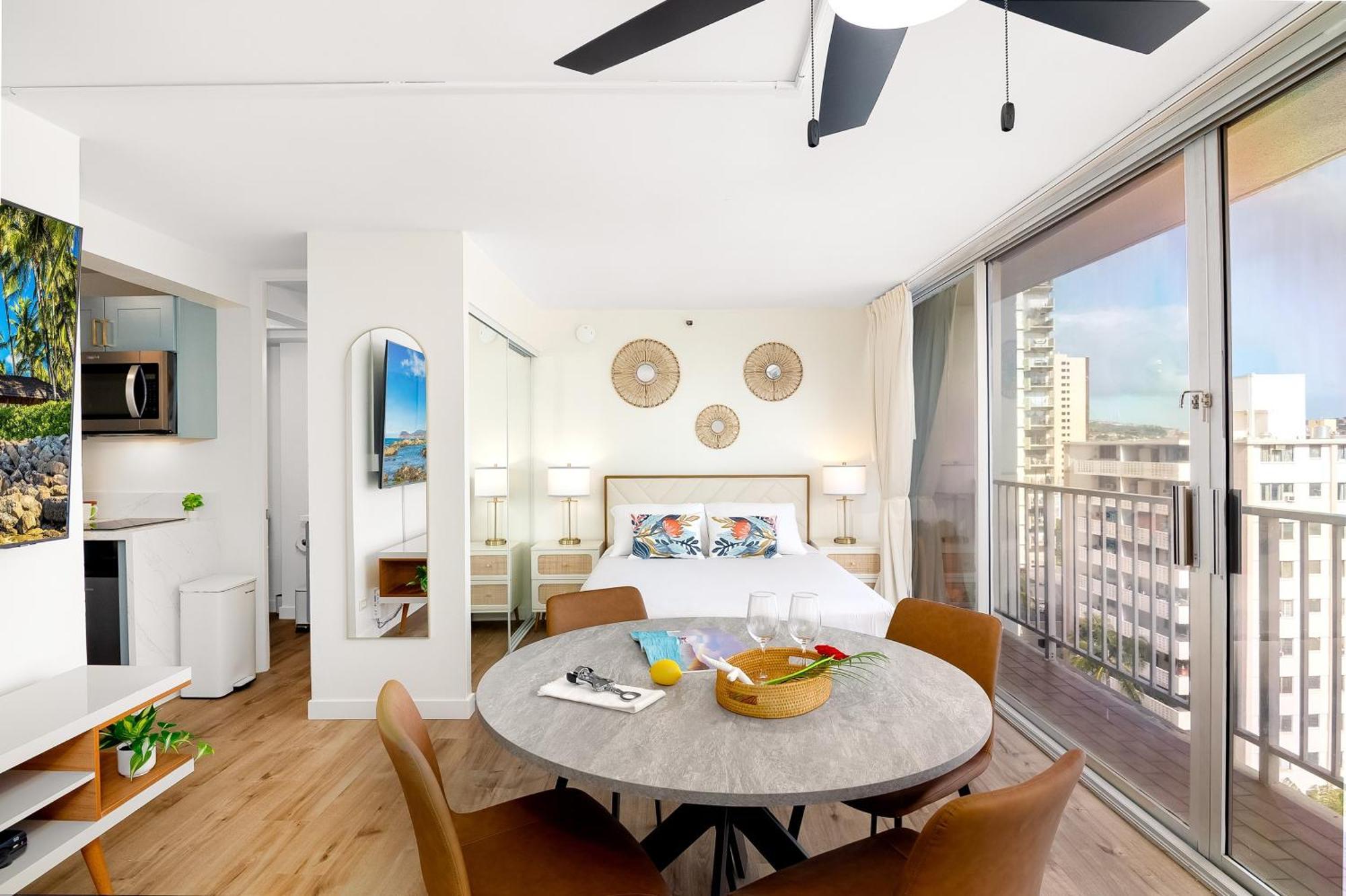 Newly Renovated With Rooftop Pool & Near Waikiki Beach! *
