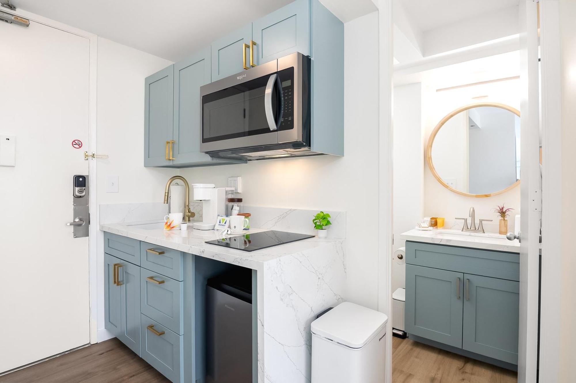 Newly Renovated With Rooftop Pool & Near Waikiki Beach! Honolulu