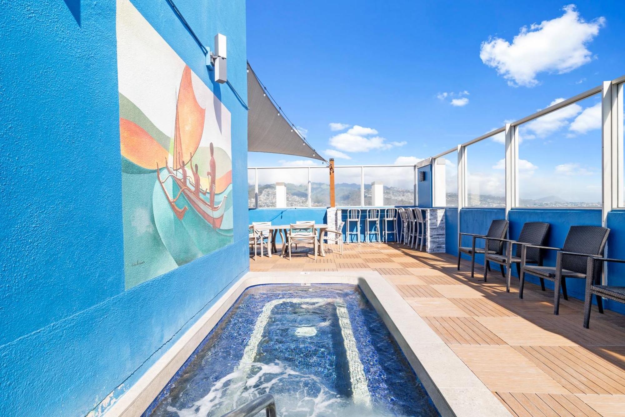 Newly Renovated With Rooftop Pool & Near Waikiki Beach!