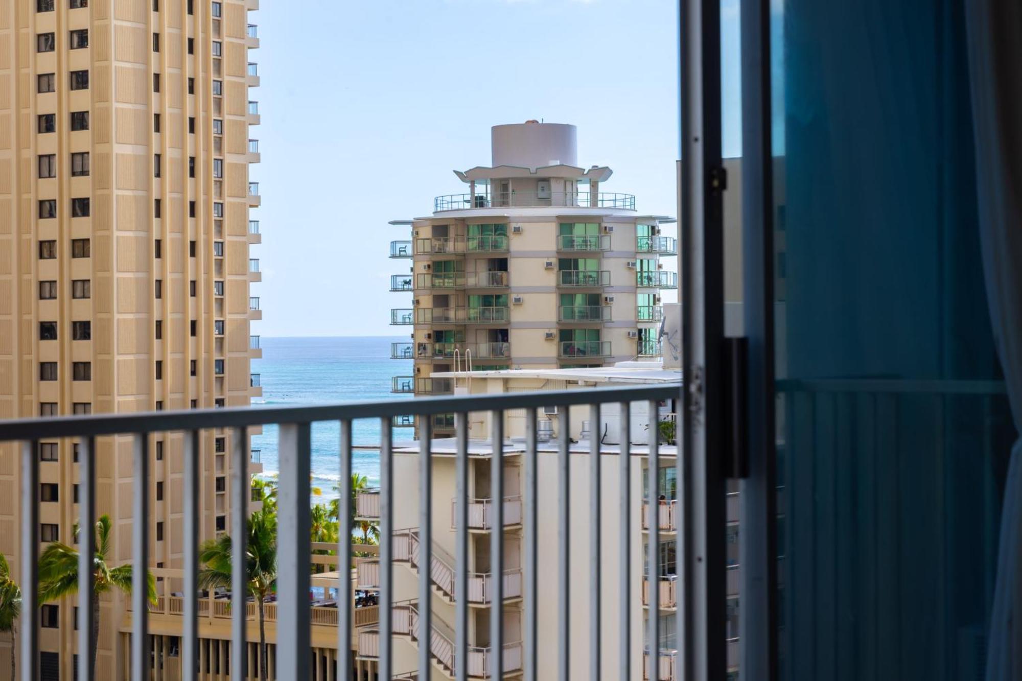 Apartment Newly Renovated With Rooftop Pool & Near Waikiki Beach! Honolulu