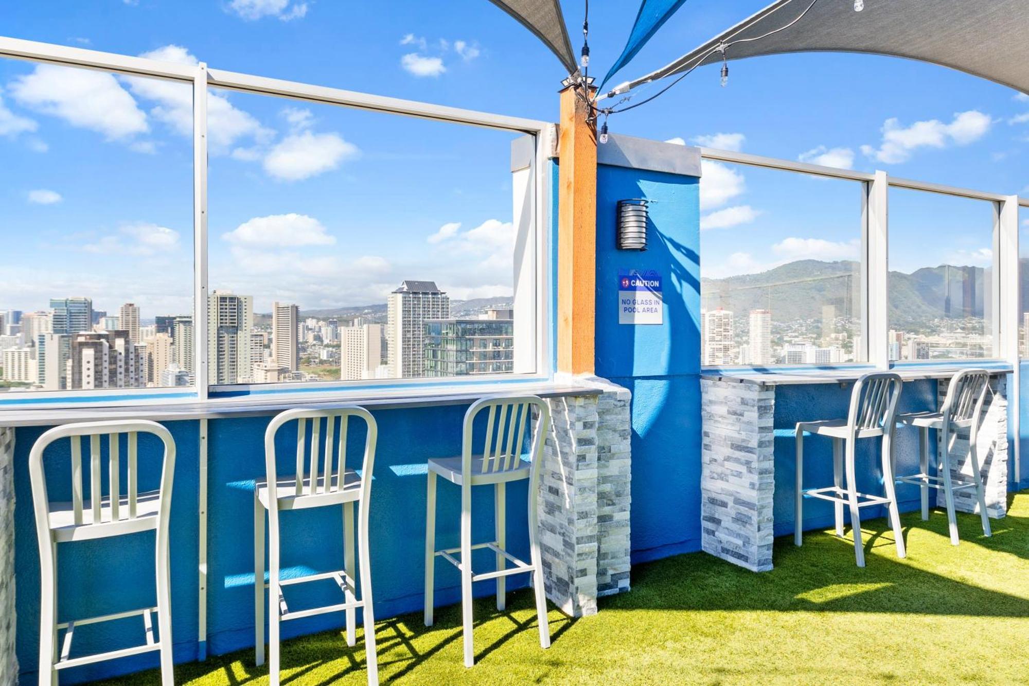 Newly Renovated With Rooftop Pool & Near Waikiki Beach! Apartment *