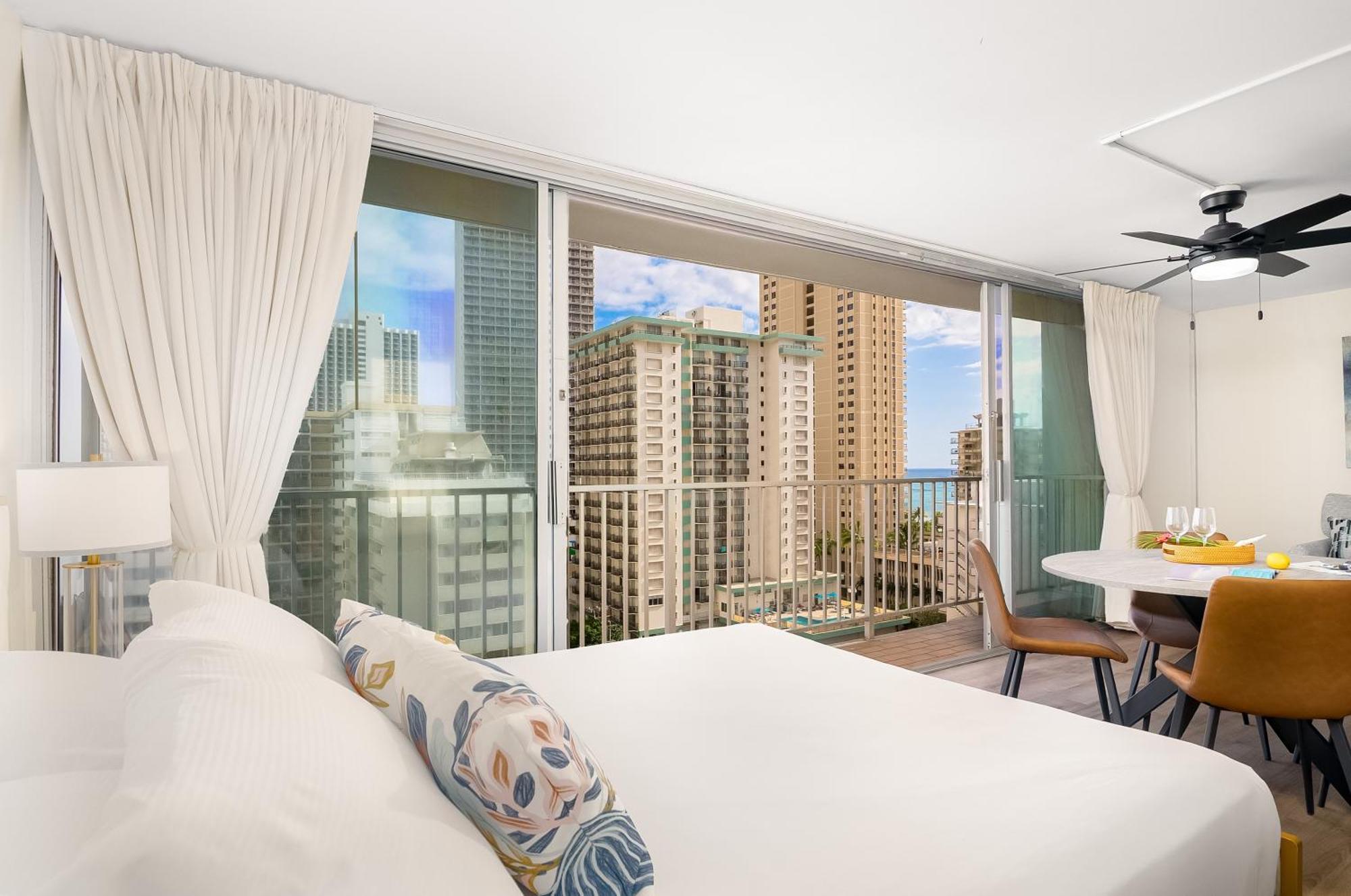 Newly Renovated With Rooftop Pool & Near Waikiki Beach! *