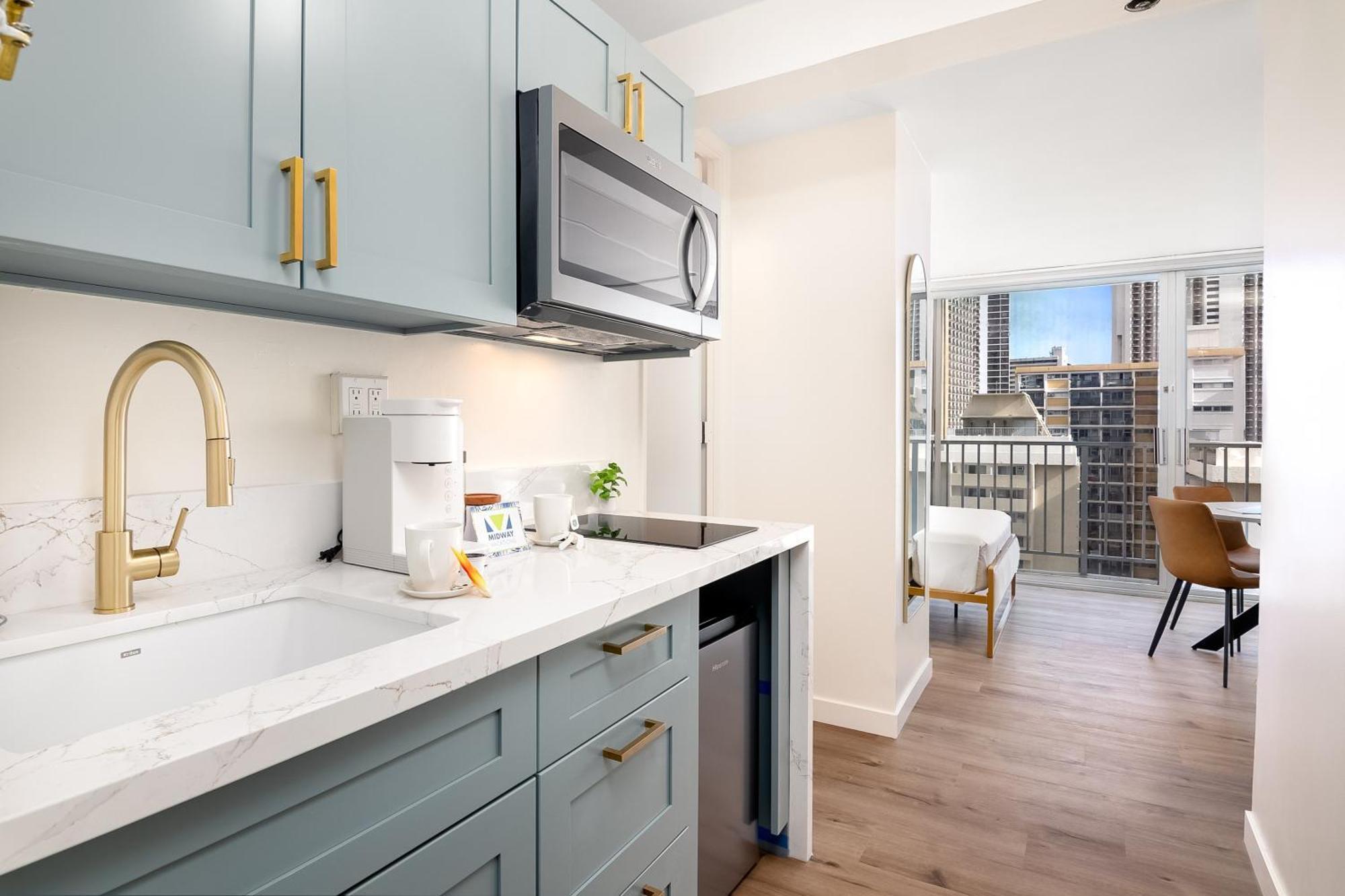 Newly Renovated With Rooftop Pool & Near Waikiki Beach! Apartment *