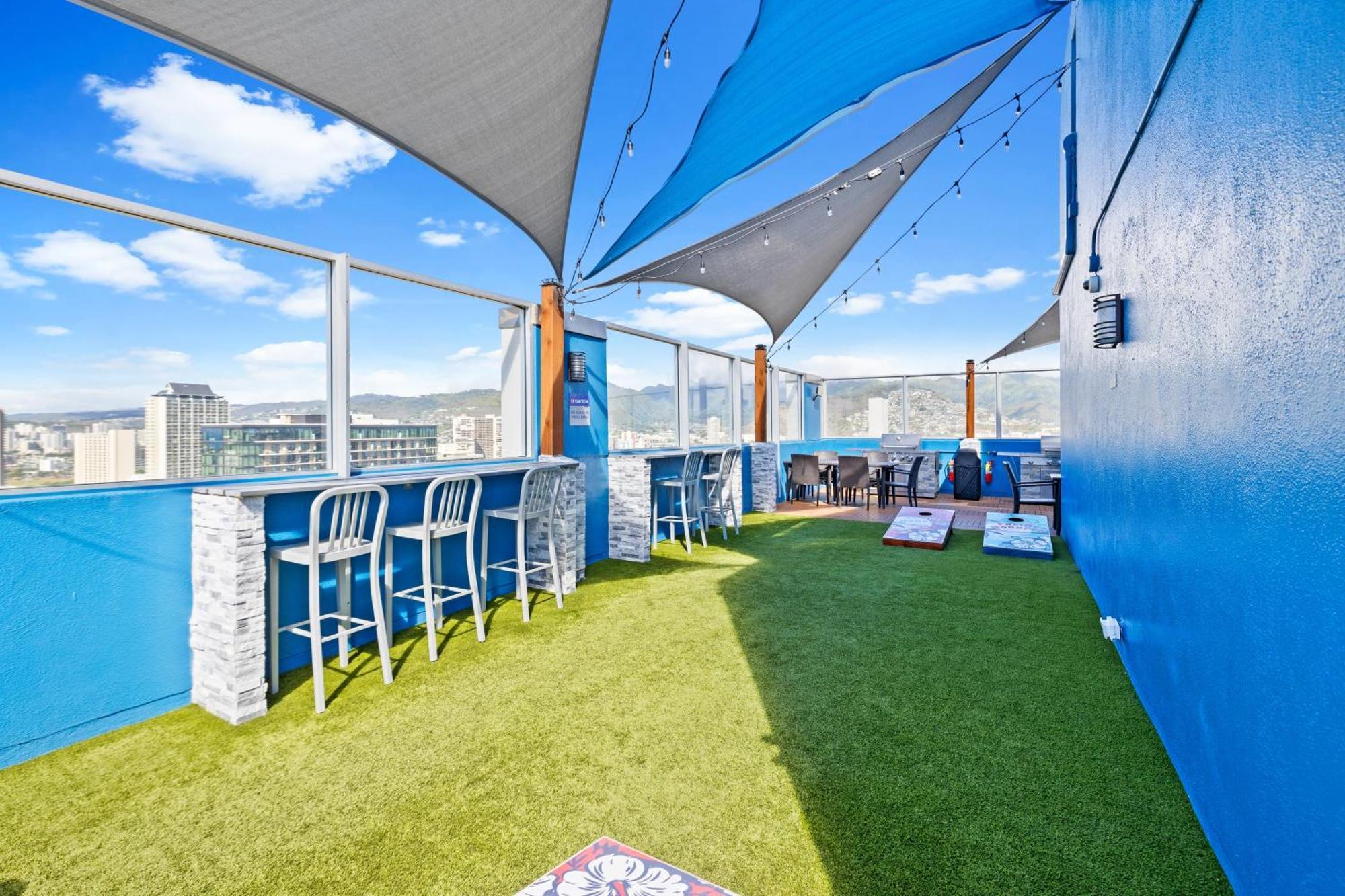 Apartment Newly Renovated With Rooftop Pool & Near Waikiki Beach!