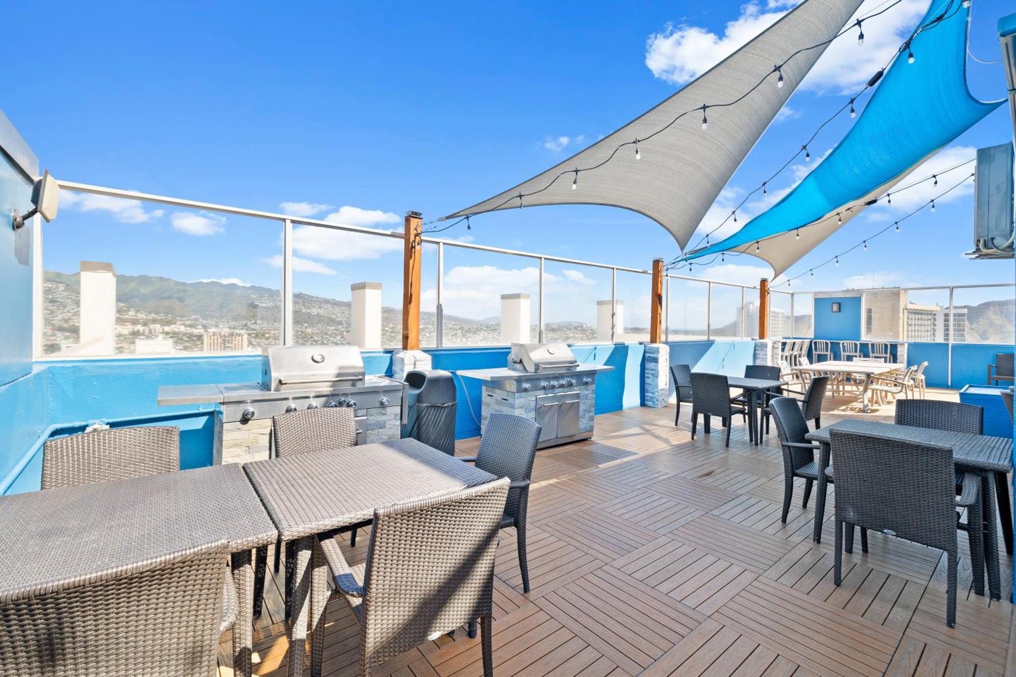 Newly Renovated With Rooftop Pool & Near Waikiki Beach!