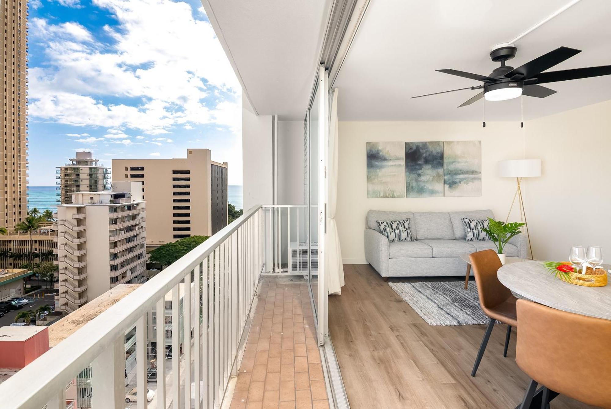 Apartment Newly Renovated With Rooftop Pool & Near Waikiki Beach! *
