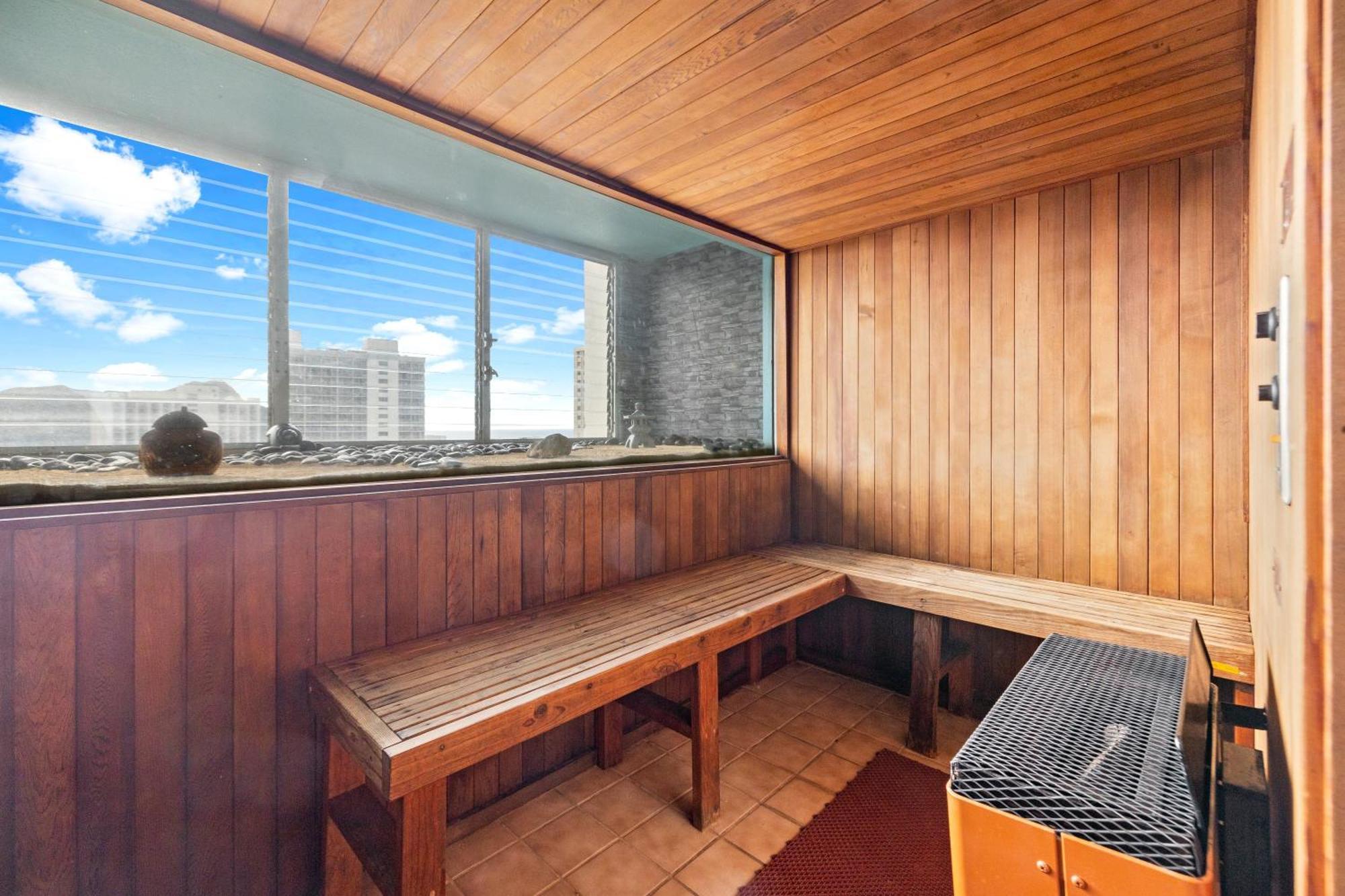 Apartment Newly Renovated With Rooftop Pool & Near Waikiki Beach!