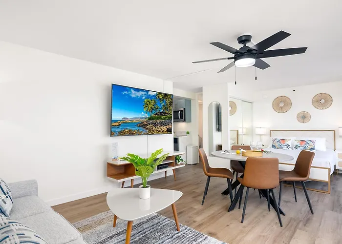 Newly Renovated Studio With Rooftop Pool & Near Waikiki Beach!