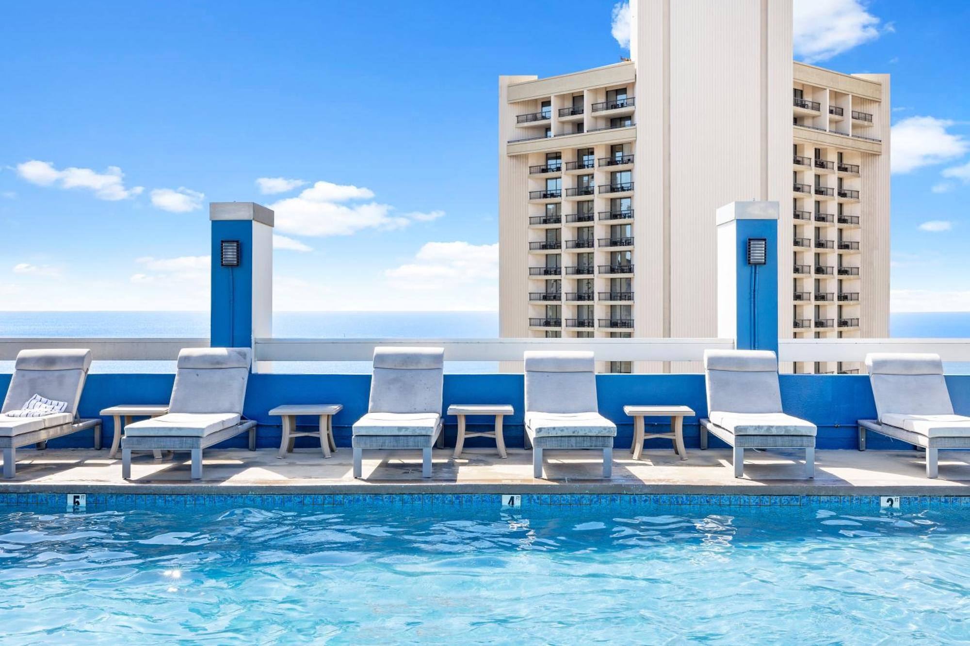 Apartment Newly Renovated With Rooftop Pool & Near Waikiki Beach! *