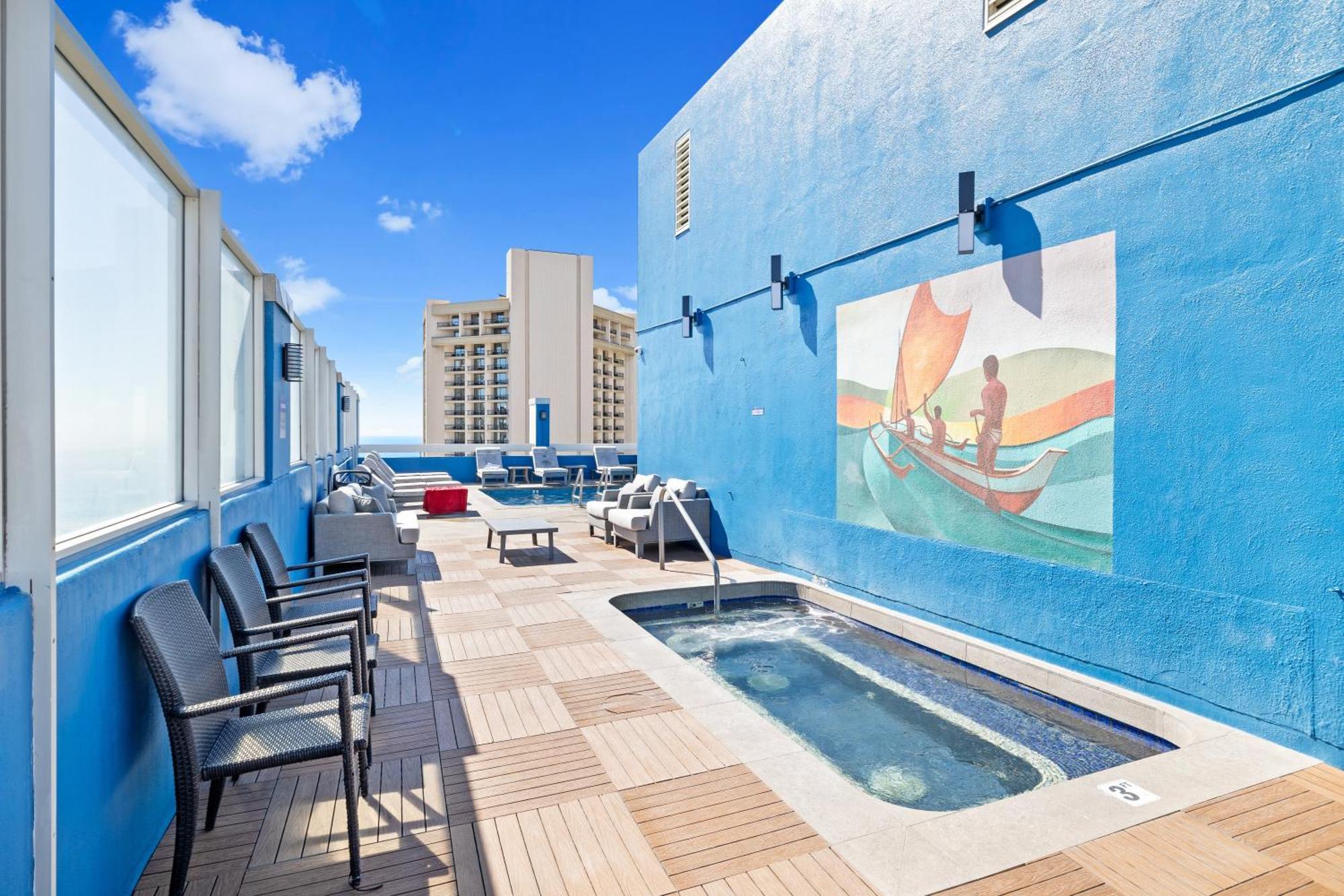 Newly Renovated With Rooftop Pool & Near Waikiki Beach! Honolulu