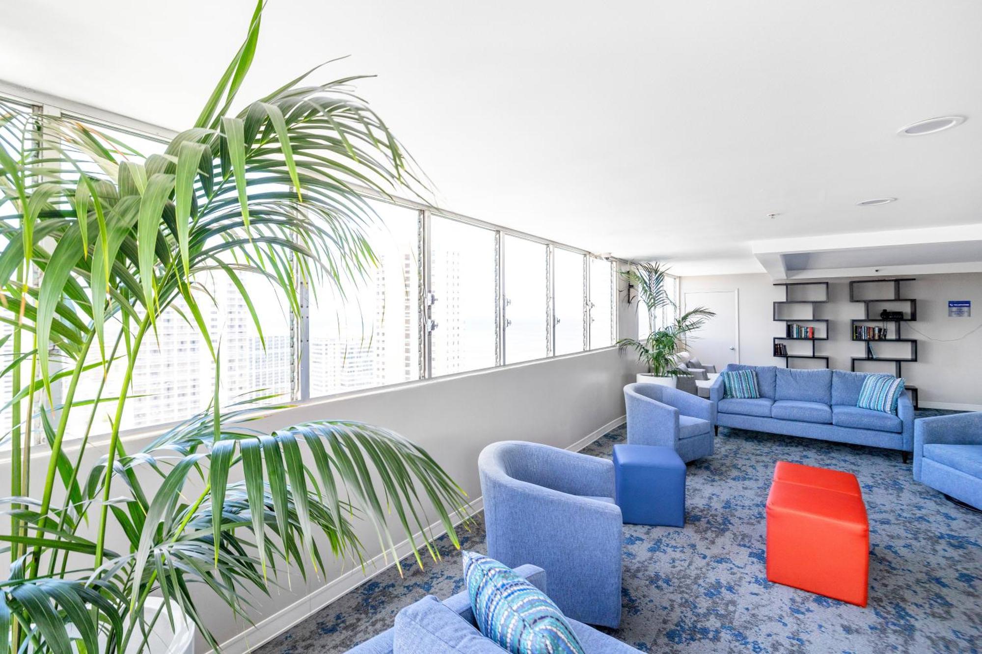 Newly Renovated With Rooftop Pool & Near Waikiki Beach! Apartment