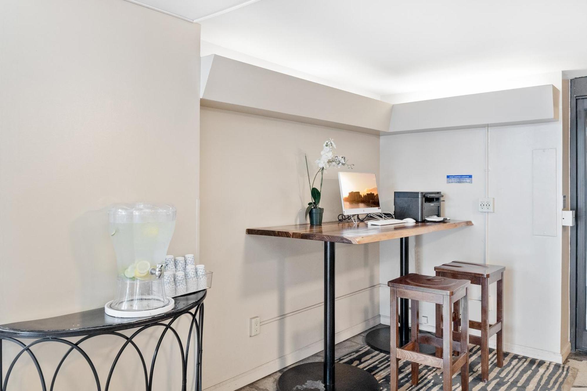 Apartment Newly Renovated With Rooftop Pool & Near Waikiki Beach! *